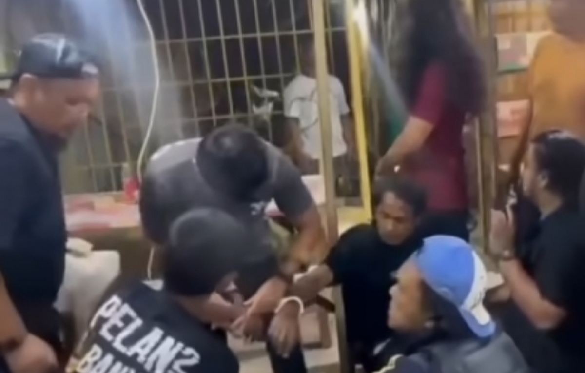 BUNUH DOSEN, PELAKU FOYA-FOYA DAN BELI HP BARU