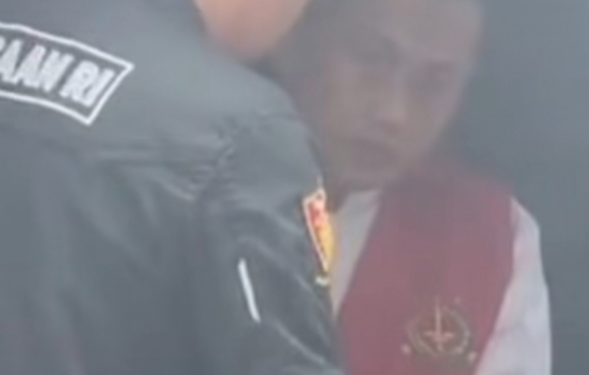 Tiba di PN Bale Bandung, Taufik Hidayat Diborgol dan Berompi Tahanan