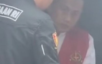 Tiba di PN Bale Bandung, Taufik Hidayat Diborgol dan Berompi Tahanan